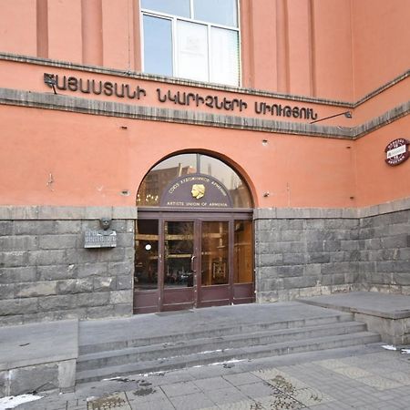 Armenak Apartment No 8, Abovyan Street Yerevan Bagian luar foto