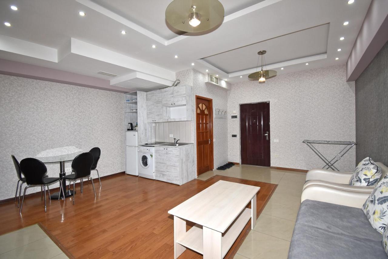 Armenak Apartment No 8, Abovyan Street Yerevan Bagian luar foto