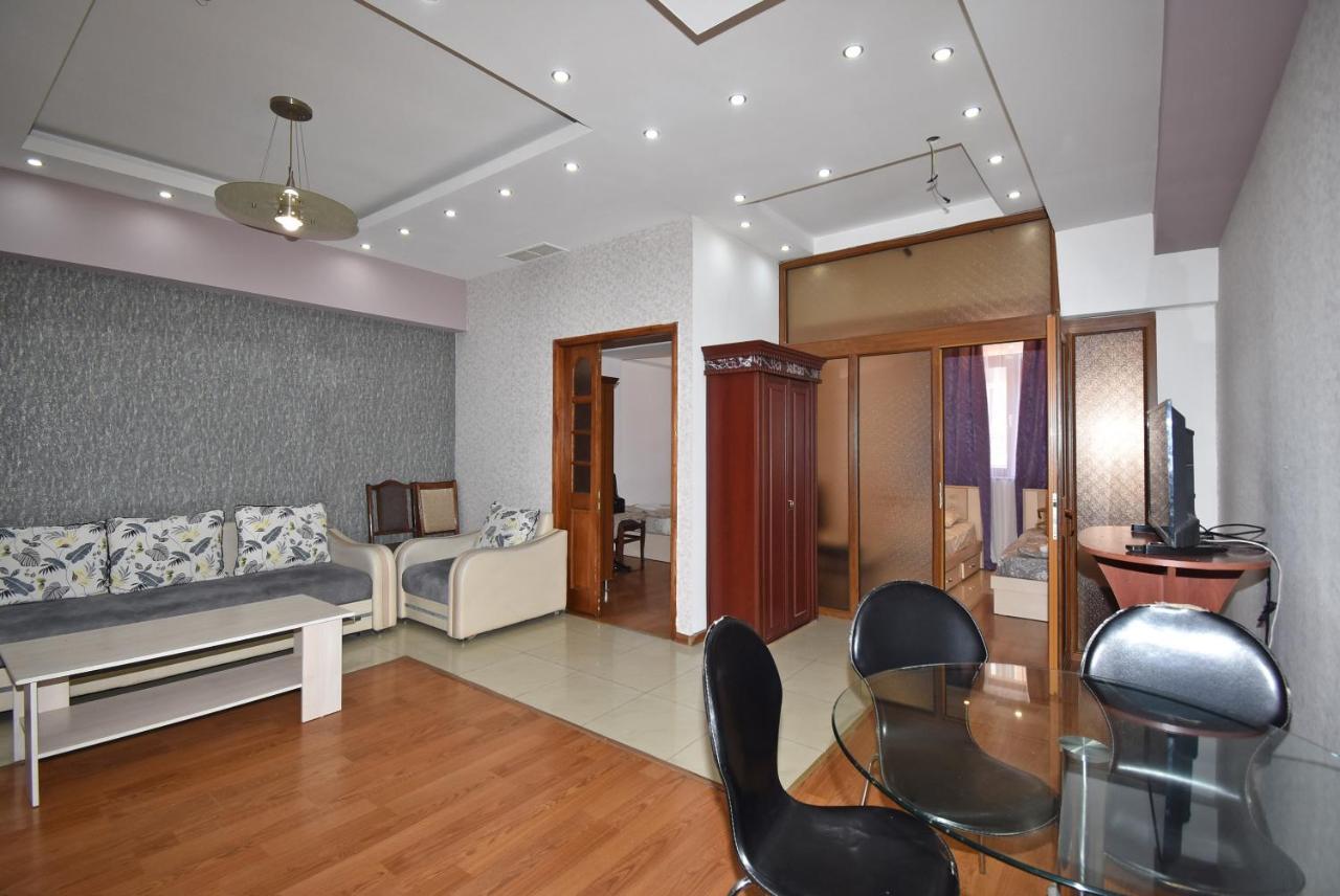 Armenak Apartment No 8, Abovyan Street Yerevan Bagian luar foto