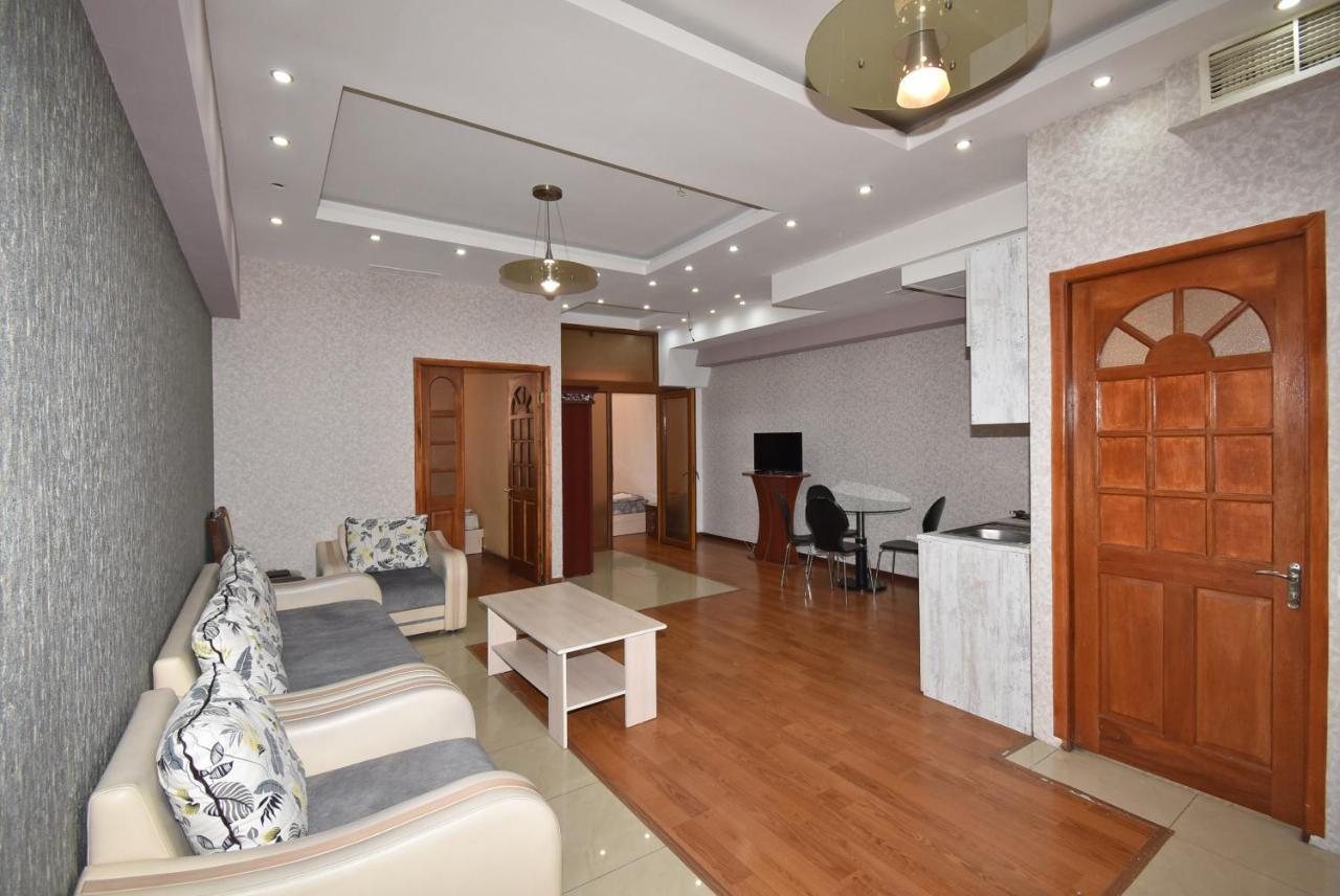Armenak Apartment No 8, Abovyan Street Yerevan Bagian luar foto