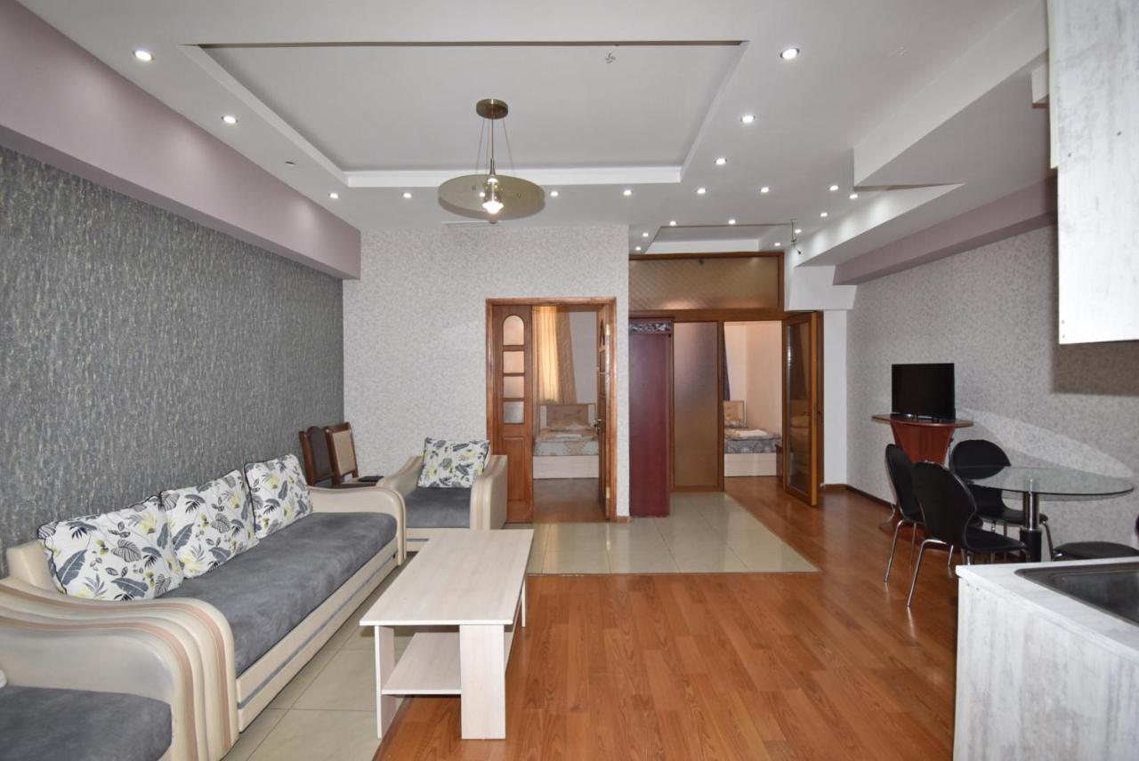 Armenak Apartment No 8, Abovyan Street Yerevan Bagian luar foto