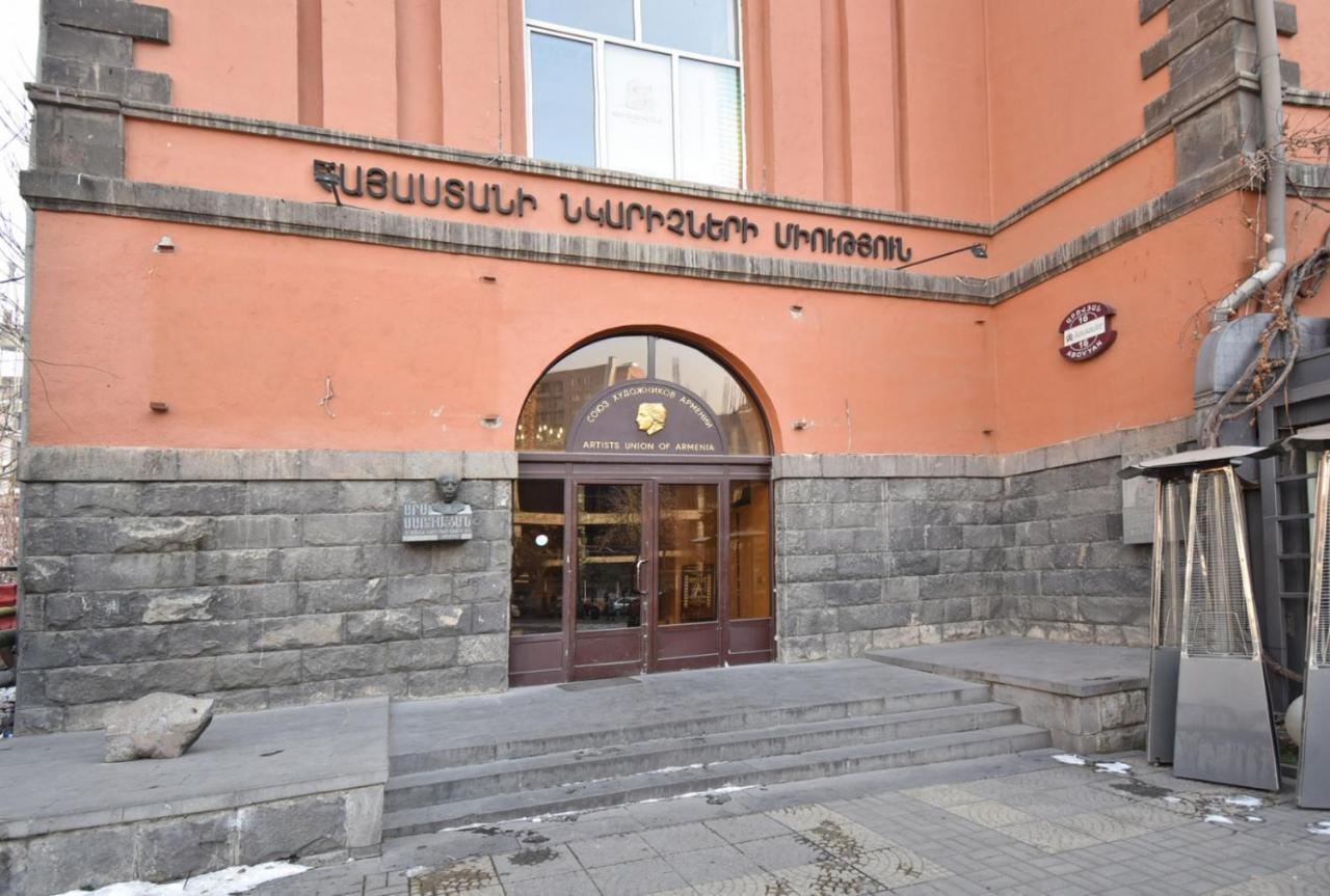 Armenak Apartment No 8, Abovyan Street Yerevan Bagian luar foto