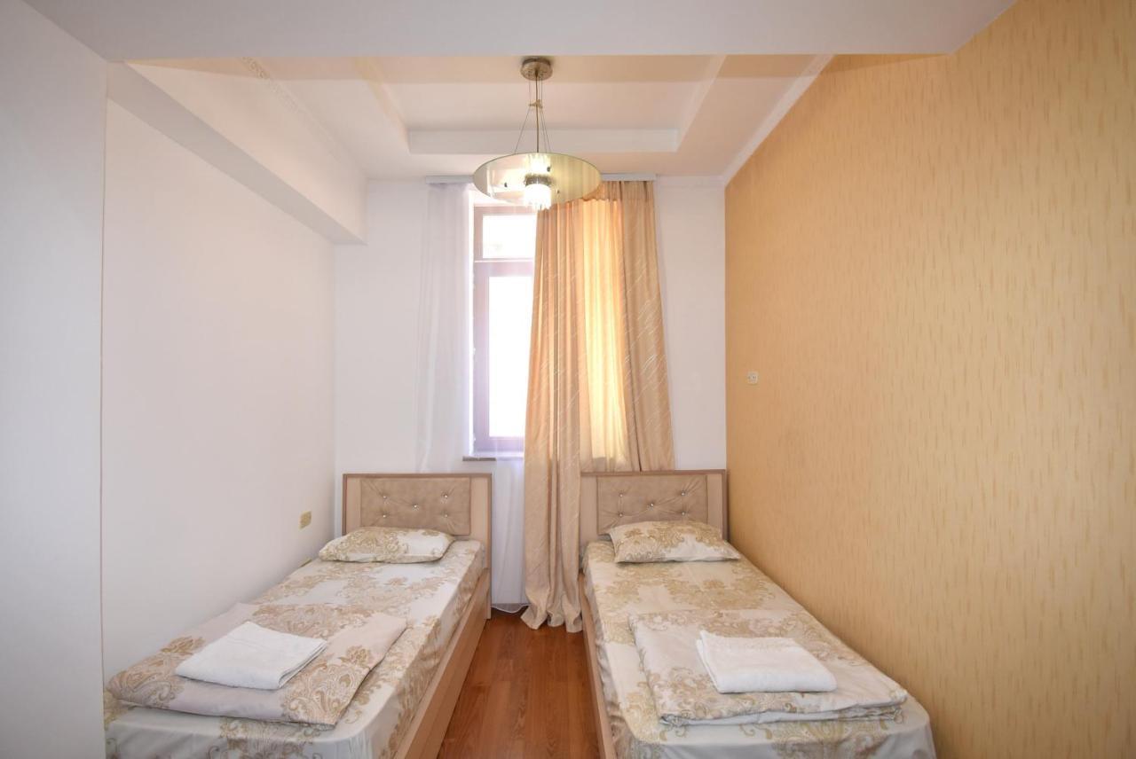 Armenak Apartment No 8, Abovyan Street Yerevan Bagian luar foto
