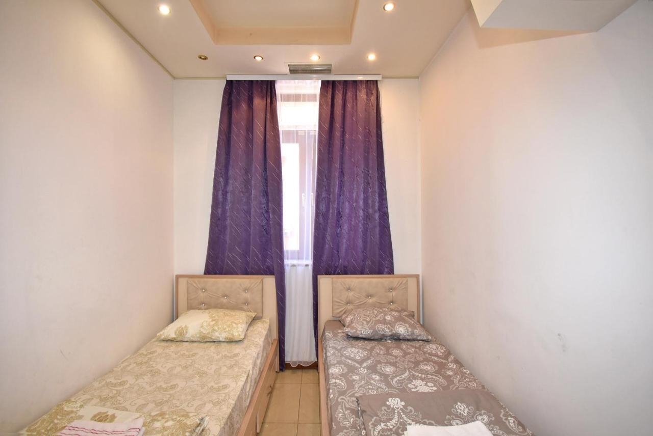 Armenak Apartment No 8, Abovyan Street Yerevan Bagian luar foto